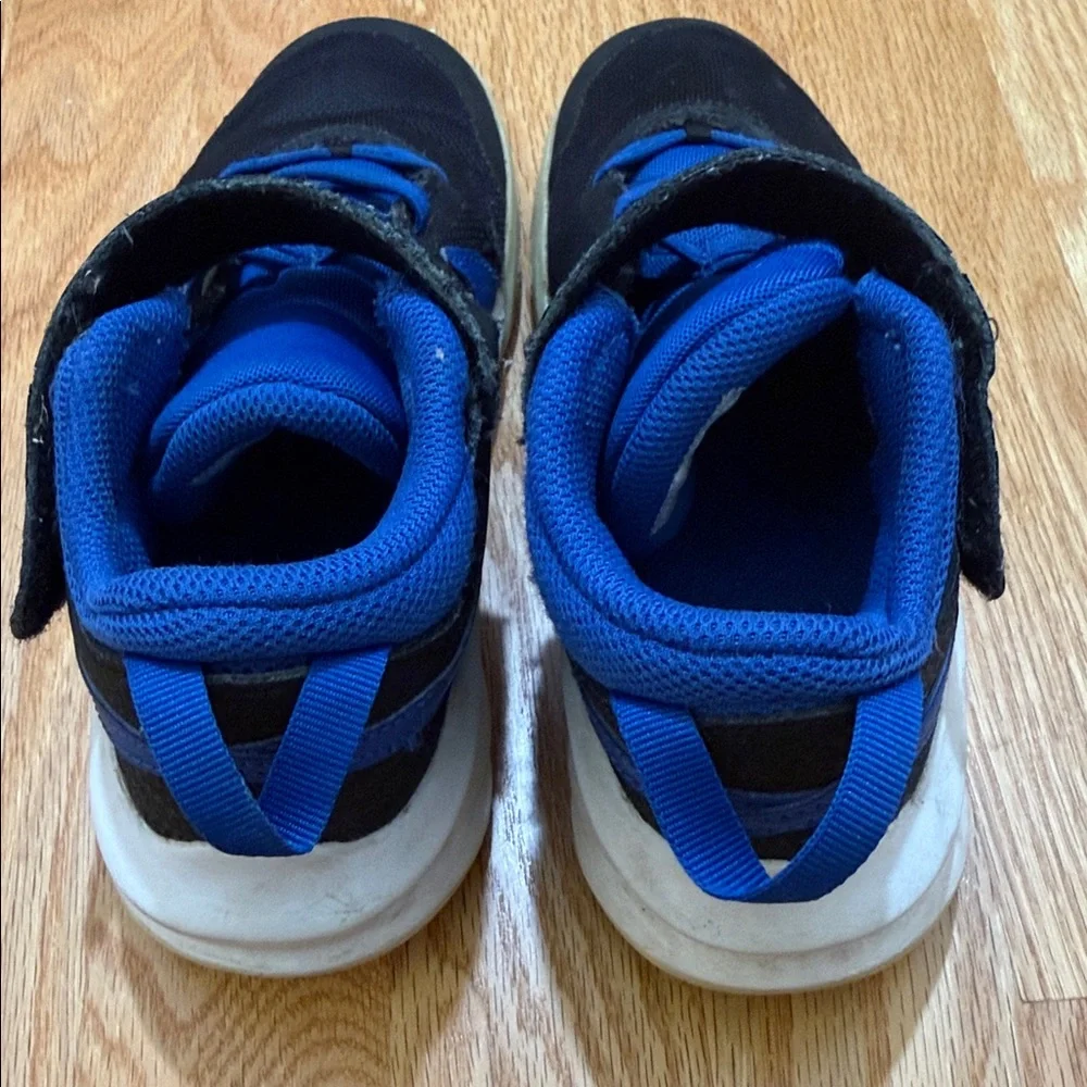Nike dynamic sneakers
